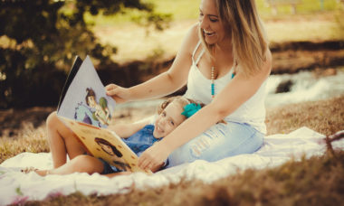mama i córka czytają bajkę